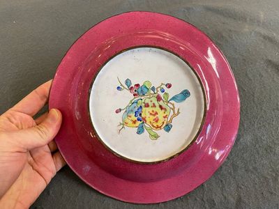 Assiette à décor d'un papillon et d'un faisan en émaux de Canton au dos en rouge de rubis, Yongzheng — photo 5