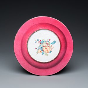 Assiette à décor d'un papillon et d'un faisan en émaux de Canton au dos en rouge de rubis, Yongzheng — photo 2
