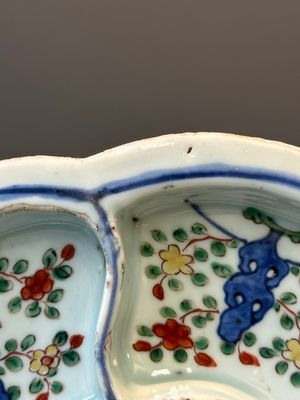 Assiette à mendiants en porcelaine de Chine wucai à décor floral, Wanli — photo 6