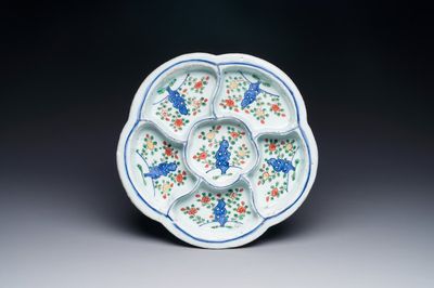 Assiette à mendiants en porcelaine de Chine wucai à décor floral, Wanli