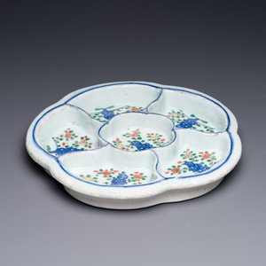 Assiette à mendiants en porcelaine de Chine wucai à décor floral, Wanli — photo 2