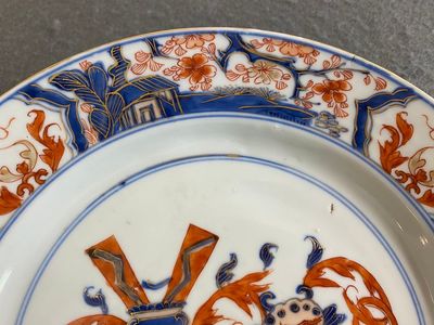 Assiette armoriée en porcelaine de Chine de style Imari, Kangxi — photo 2