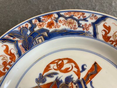 Assiette armoriée en porcelaine de Chine de style Imari, Kangxi — photo 6