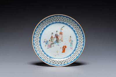Assiette au bord ajouré en porcelaine de Chine famille rose à décor 'san niang jiao zi', Qianlong