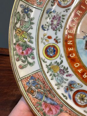 Assiette commémorative en porcelaine de Chine famille rose de Canton pour la découverte de l'Inde, vers 1900 — photo 5