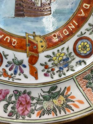 Assiette commémorative en porcelaine de Chine famille rose de Canton pour la découverte de l'Inde, vers 1900 — photo 6