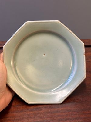 Assiette de forme octogonale en porcelaine de Chine en céladon de Longquan, probablement Ming — photo 1