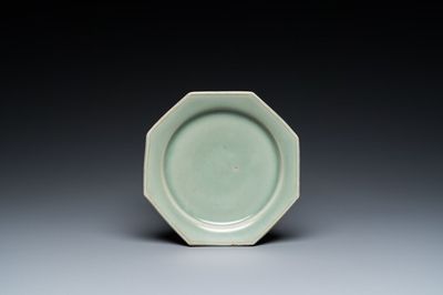Assiette de forme octogonale en porcelaine de Chine en céladon de Longquan, probablement Ming