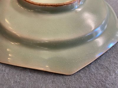 Assiette de forme octogonale en porcelaine de Chine en céladon de Longquan, probablement Ming — photo 4