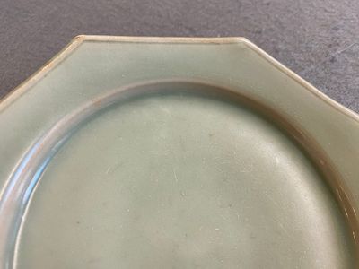 Assiette de forme octogonale en porcelaine de Chine en céladon de Longquan, probablement Ming — photo 7