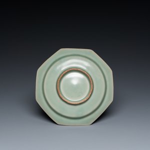Assiette de forme octogonale en porcelaine de Chine en céladon de Longquan, probablement Ming — photo 2