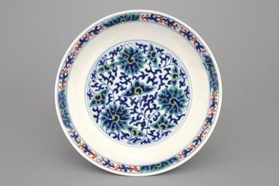 Assiette doucai en porcelaine de Chine à décor de guirlandes de lotus, 19e