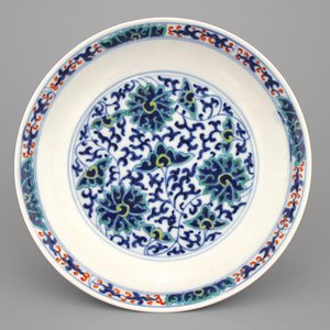 Assiette doucai en porcelaine de Chine à décor de guirlandes de lotus, 19e — photo 1