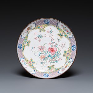 Assiette en émaux de Canton à décor floral très fin, Chine, Yongzheng — photo 1