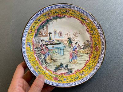 Assiette en émaux de Canton à décor 'san niang jiao zi', marque de Shang Xin 賞心, Qianlong — photo 1