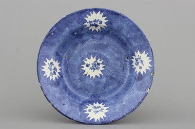 Assiette en faïence de Bruxelles, fond bleu, 18e