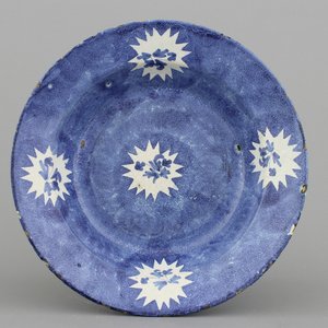 Assiette en faïence de Bruxelles, fond bleu, 18e — photo 1