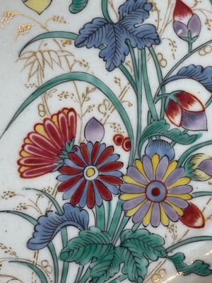 Assiette en porcelaine à décor Kakiemon, Chantilly, France, 18ème — photo 2