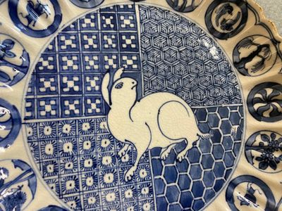 Assiette en porcelaine Arita de Japon en bleu et blanc à décor d'un lièvre, Edo, début du 18ème — photo 2