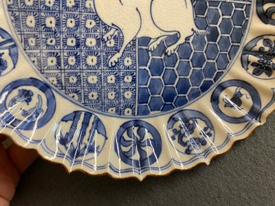 Assiette en porcelaine Arita de Japon en bleu et blanc à décor d'un lièvre, Edo, début du 18ème — photo 3