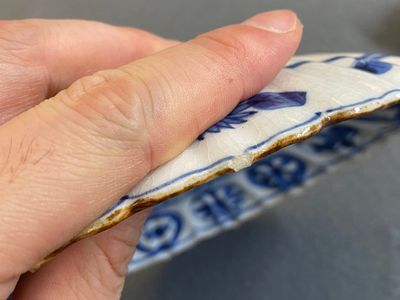 Assiette en porcelaine Arita de Japon en bleu et blanc à décor d'un lièvre, Edo, début du 18ème — photo 8