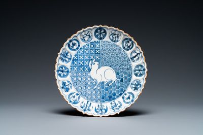 Assiette en porcelaine Arita de Japon en bleu et blanc à décor d'un lièvre, Edo, début du 18ème