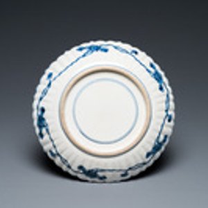 Assiette en porcelaine Arita de Japon en bleu et blanc à décor d'un lièvre, Edo, début du 18ème — photo 2