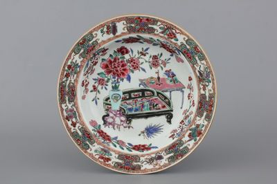 Assiette en porcelaine de Chine à décor d'un intérieur, famille rose, Yongzhen, 18e
