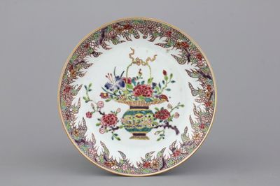 Assiette en porcelaine de Chine à décor d'un panier à fleurs, famille rose, Yongzhen, 18e