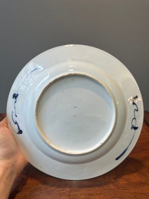 Assiette en porcelaine de Chine bleu et blanc à décor d'une punition, Yongzheng/Qianlong — photo 6