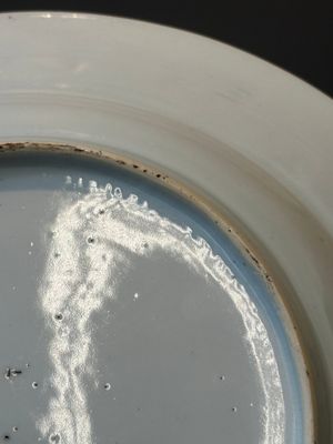 Assiette en porcelaine de Chine bleu et blanc à décor d'une punition, Yongzheng/Qianlong — photo 9
