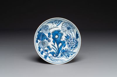 Assiette en porcelaine de Chine bleu et blanc à décor floral, marque de Xuande, Wanli