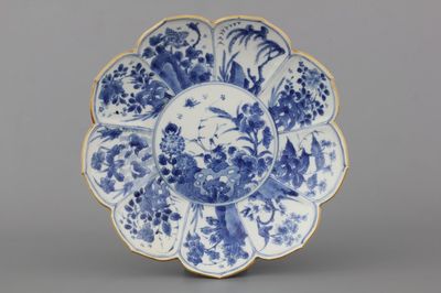 Assiette en porcelaine de Chine, bleu et blanc, en forme de lotus, Kangxi, env. 1700