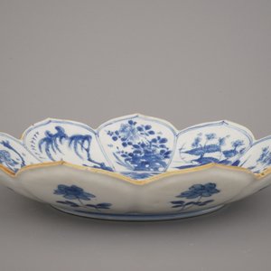 Assiette en porcelaine de Chine, bleu et blanc, en forme de lotus, Kangxi, env. 1700 — photo 3