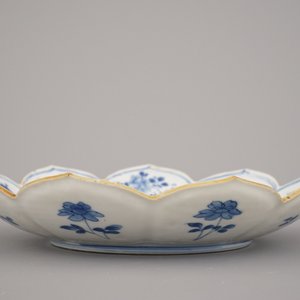 Assiette en porcelaine de Chine, bleu et blanc, en forme de lotus, Kangxi, env. 1700 — photo 4