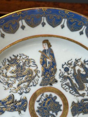 Assiette en porcelaine de Chine Canton à décor figuratif et de dragons en émaux bleu et doré, 19ème — photo 4