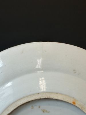 Assiette en porcelaine de Chine Canton à décor figuratif et de dragons en émaux bleu et doré, 19ème — photo 7