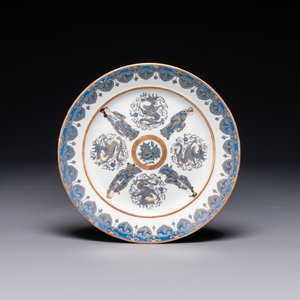 Assiette en porcelaine de Chine Canton à décor figuratif et de dragons en émaux bleu et doré, 19ème — photo 1