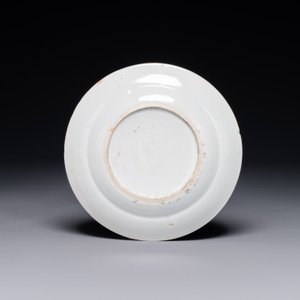 Assiette en porcelaine de Chine Canton à décor figuratif et de dragons en émaux bleu et doré, 19ème — photo 2