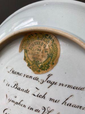 Assiette en porcelaine de Chine coquille d'oeuf à décor de 'Diane et Actéon' surdécorée aux Pays-Bas avec un texte au dos, Yongzheng — photo 8