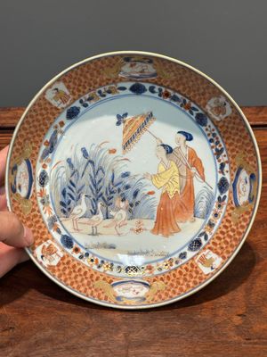 Assiette en porcelaine de Chine de style Imari à décor des 'Dames au parasol', Qianlong — photo 1