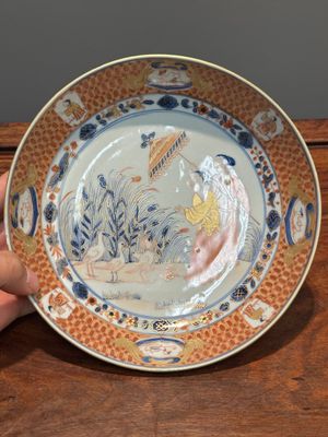 Assiette en porcelaine de Chine de style Imari à décor des 'Dames au parasol', Qianlong — photo 2