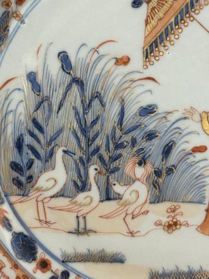 Assiette en porcelaine de Chine de style Imari à décor des 'Dames au parasol', Qianlong — photo 4
