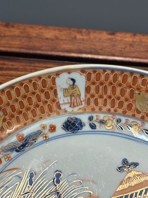 Assiette en porcelaine de Chine de style Imari à décor des 'Dames au parasol', Qianlong — photo 6