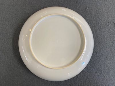 Assiette en porcelaine de Chine dit coquille d'oeuf en émaux famille rose à décor d'un garçon et ses deux gouvernantes dans un intérieur, Yongzheng — photo 2