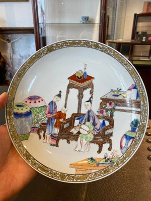 Assiette en porcelaine de Chine dit coquille d'oeuf en émaux famille rose à décor d'un garçon et ses deux gouvernantes dans un intérieur, Yongzheng — photo 3