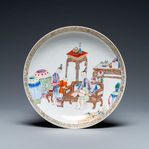 Assiette en porcelaine de Chine dit coquille d'oeuf en émaux famille rose à décor d'un garçon et ses deux gouvernantes dans un intérieur, Yongzheng — photo 1