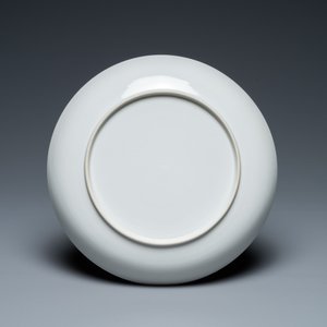 Assiette en porcelaine de Chine dit coquille d'oeuf en émaux famille rose à décor d'un garçon et ses deux gouvernantes dans un intérieur, Yongzheng — photo 2
