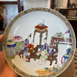 Assiette en porcelaine de Chine dit coquille d'oeuf en émaux famille rose à décor d'un garçon et ses deux gouvernantes dans un intérieur, Yongzheng — photo 3