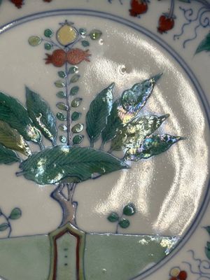 Assiette en porcelaine de Chine doucai à décor de grenades, prunes et raisins marque de Chenghua, Kangxi — photo 3